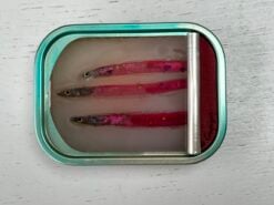 3 smalle roze visjes in groen blikje
