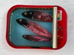 3 roze visjes in rood blikje