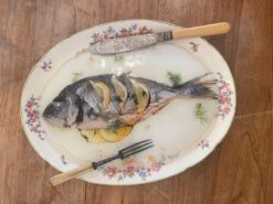 Dorade op gebloemde creme schaal nr 117