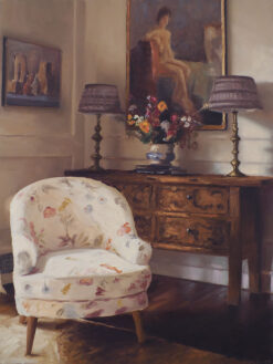 Interieur met gebloemde stoel en twee lampen